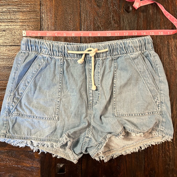 BCBGeneration Light Wash Elastic Waist Drawstring Denim Frayed Hem Shorts - Picture 7 of 10